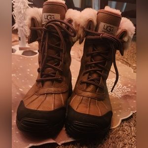 Ugg snow boots new condition.